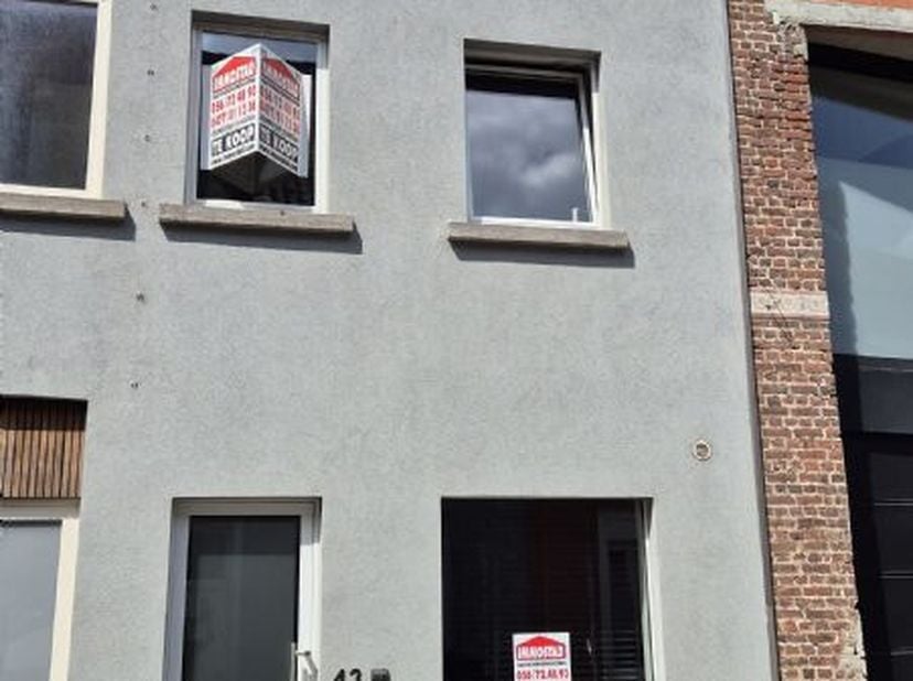 Instapklare woning op een goede ligging te Deinze, dichtbij centrum, school, openbaar vervoer en treinstation, omvattende o.a. op het GELIJKVLOERS: In